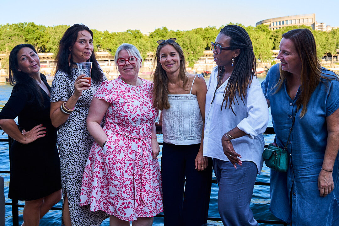 Participantes du Hub CX devant la Seine